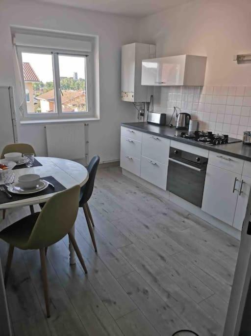 Charmant Appartement Au Calme Bourg-en-Bresse Exterior photo